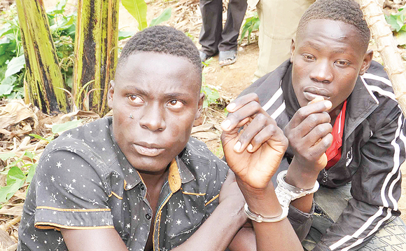 Walugembe (ku kkono) n’omu ku mikwano gye bwe baabakutte. Walugembe (ku kkono) n’omu ku mikwano gye bwe baabakutte.