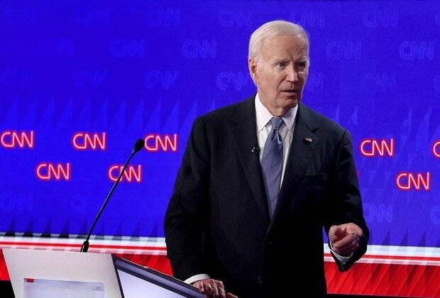 Biden&#039;s handlers guiding him with flash cards media