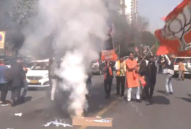 Delhi poll: BJP workers celebrate, burst firecrackers as early trends show party's comeback after 27 years