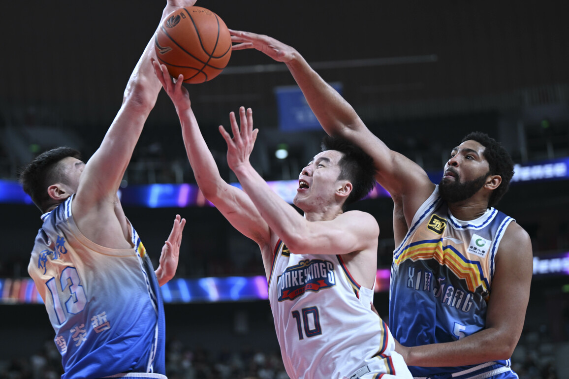 (SP)CHINA-URUMQI-BASKETBALL-CBA LEAGUE-PLAYOFFS-XINJIANG VS NANJING (CN)