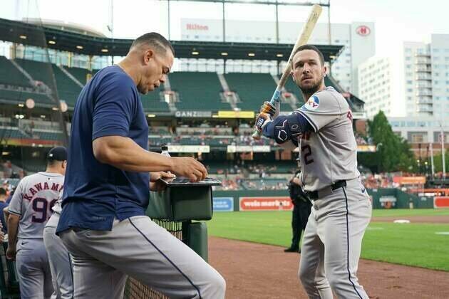 Report: Astros will not renew contract of hitting coach Alex Cintron