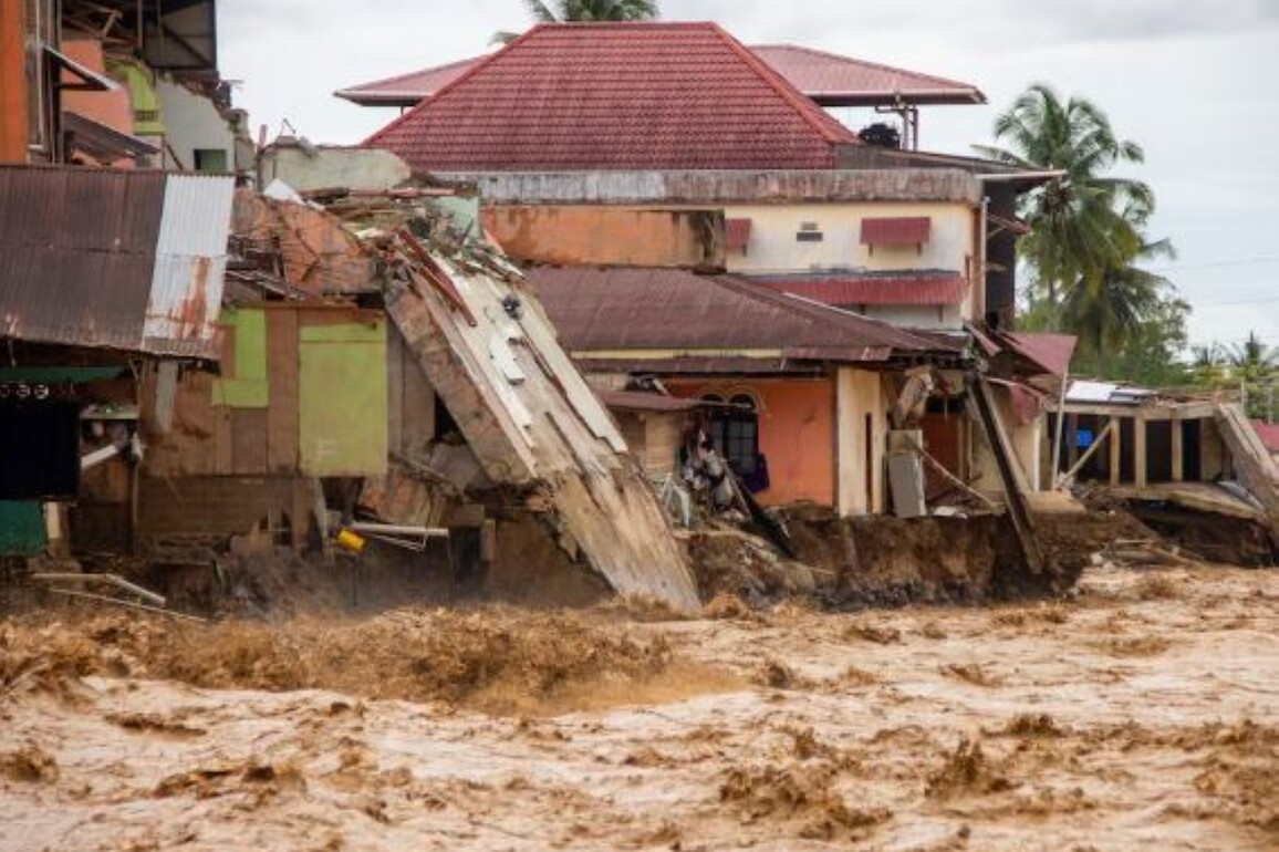 Indonesia flood, landslide death toll climbs to 442, 402 still missing