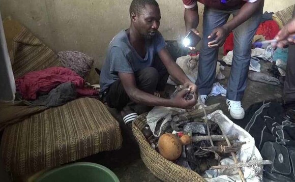 Kamoga ng'alaga ebitundu bw'omwana n'ebisigalira. Kamoga ng'alaga ebitundu bw'omwana n'ebisigalira.