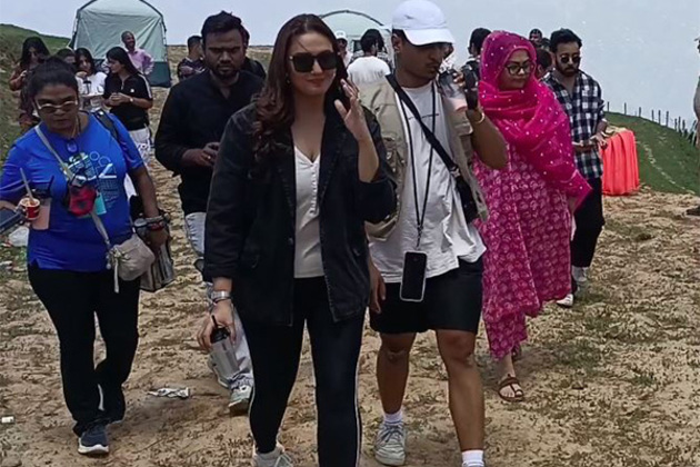Huma Qureshi visits Nathatop, Patnitop, clicks selfies with tourists