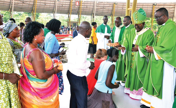 Abakristu abeetabye mu kusaba nga batona. Owookubiri ku ddyo ye Saabasumba Lwanga. Abakristu abeetabye mu kusaba nga batona. Owookubiri ku ddyo ye Saabasumba Lwanga.