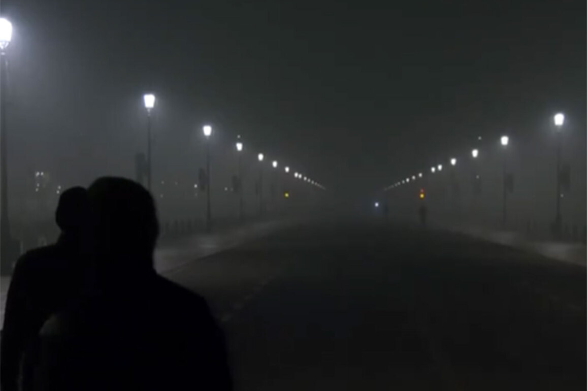 Delhi air quality slips to 'Very Poor' as smog engulfs city; AQI crosses 300