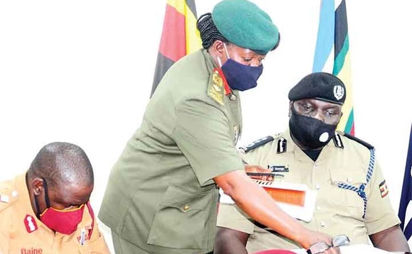 Enanga ng’aliko by’ayogera ne Brig. Byekwaso ku kitebe kya poliisi e Naggulu ku Mmande. Ku kkono ye Frank Baine omwogezi w’ekitongole ky’amakomera. Enanga ng’aliko by’ayogera ne Brig. Byekwaso ku kitebe kya poliisi e Naggulu ku Mmande. Ku kkono ye Frank Baine omwogezi w’ekitongole ky’amakomera.