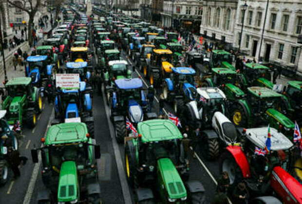 Tractors block central London in massive farmers' protest (VIDEO)