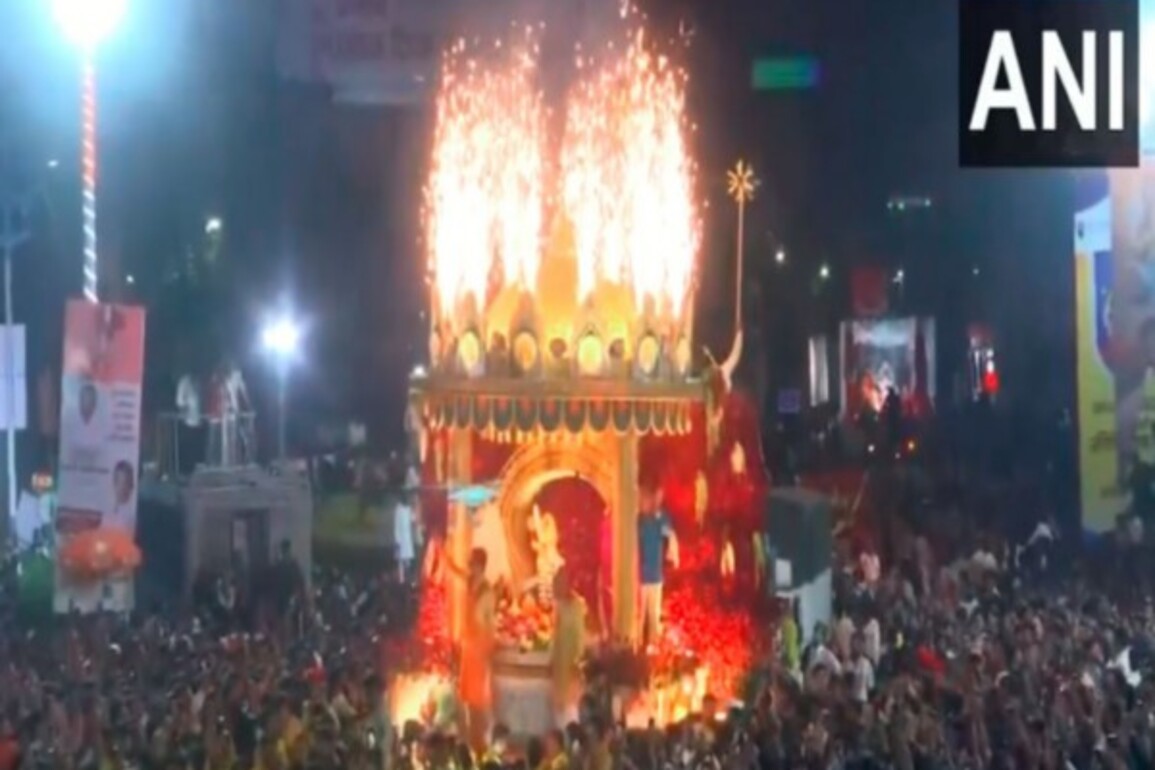 Maharashtra: Devotees throng to witness immersion of Shrimant Bhausaheb Rangari Ganpati in Pune