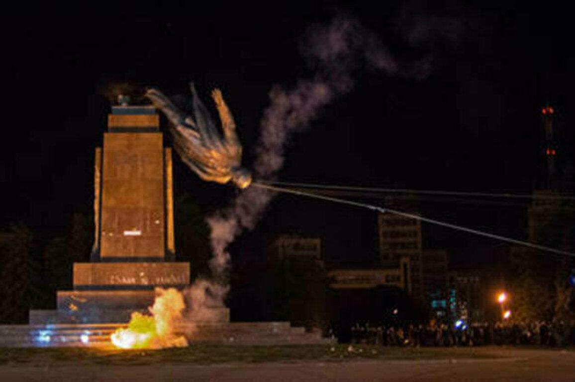 Last Lenin monument destroyed in Ukraine (PHOTOS)