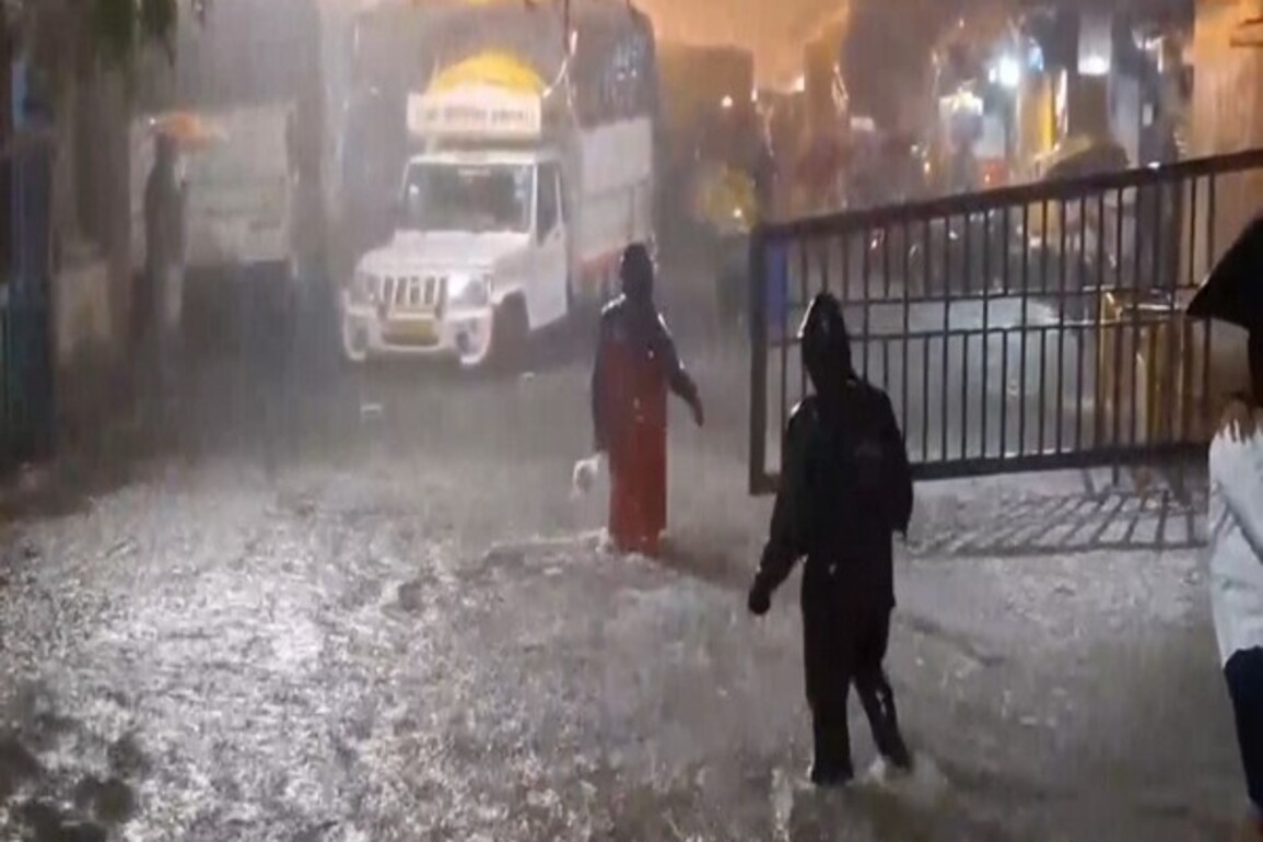 Maharashtra: IMD issues red alert for Mumbai, 6 districts