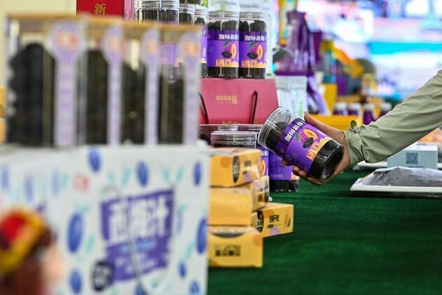 Tech innovation turns Xinjiang's saline-alkali land into "golden desert" for high-value fruit