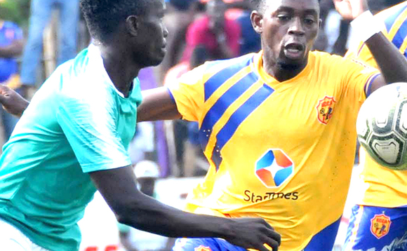 Omuteebi wa KCCA omuggya Simon Serunkuma (ku ddyo), ng'alwanira omupiira n'omuzibizi wa Onduparaka Gasper Alex. KCCA yawangudde ggoolo 3-1 ne yeesogga fayinolo ya Pilsner Super 8. Ekif. Silvano Kibuuka Omuteebi wa KCCA omuggya Simon Serunkuma (ku ddyo), ng'alwanira omupiira n'omuzibizi wa Onduparaka Gasper Alex. KCCA yawangudde ggoolo 3-1 ne yeesogga fayinolo ya Pilsner Super 8. Ekif. Silvano Kibuuka