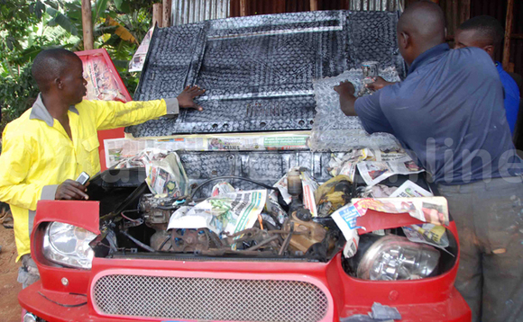Kayiira mu jaketi eyakyenvu ku mmotoka ye gy'ali mu kukyusa okugifuula Pick-up Kayiira mu jaketi eyakyenvu ku mmotoka ye gy'ali mu kukyusa okugifuula Pick-up