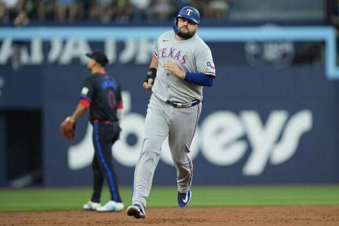 Alejandro Kirk's 4 RBIs help Blue Jays rally past Rangers