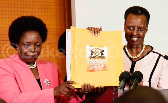 Mary Okwakol, ssentebe wa UNEB ng'akwasa Janet Kataha, Minisita w'Ebyenjigiriza n'emizannyo ebyavudde mu bigezo by'abayizi ebya 2017 Mary Okwakol, ssentebe wa UNEB ng'akwasa Janet Kataha, Minisita w'Ebyenjigiriza n'emizannyo ebyavudde mu bigezo by'abayizi ebya 2017