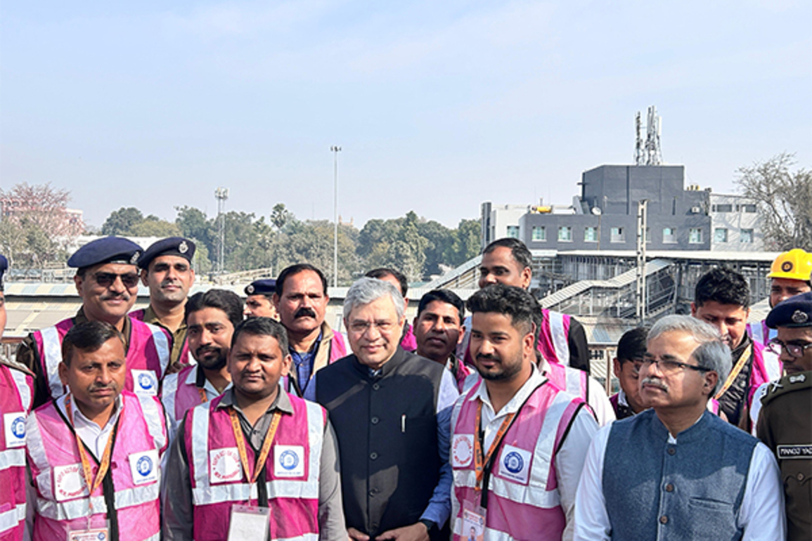 Mahakumbh: Railway Minister expresses gratitude to "exceptional efforts" of 'Rail Karmayogi' at Prayagraj
