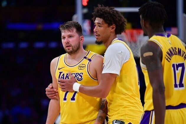 Lakers storm back, beat Knicks in OT for 8th straight win