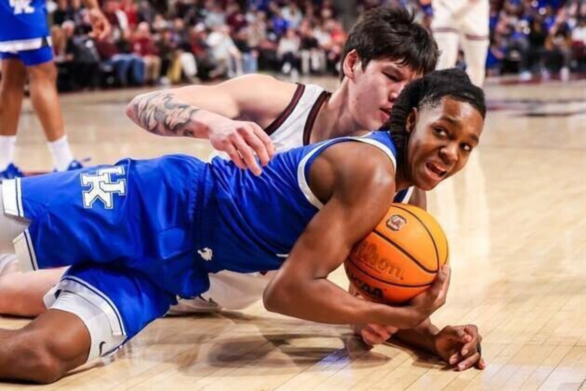 Kentucky ends slide, defeats struggling South Carolina