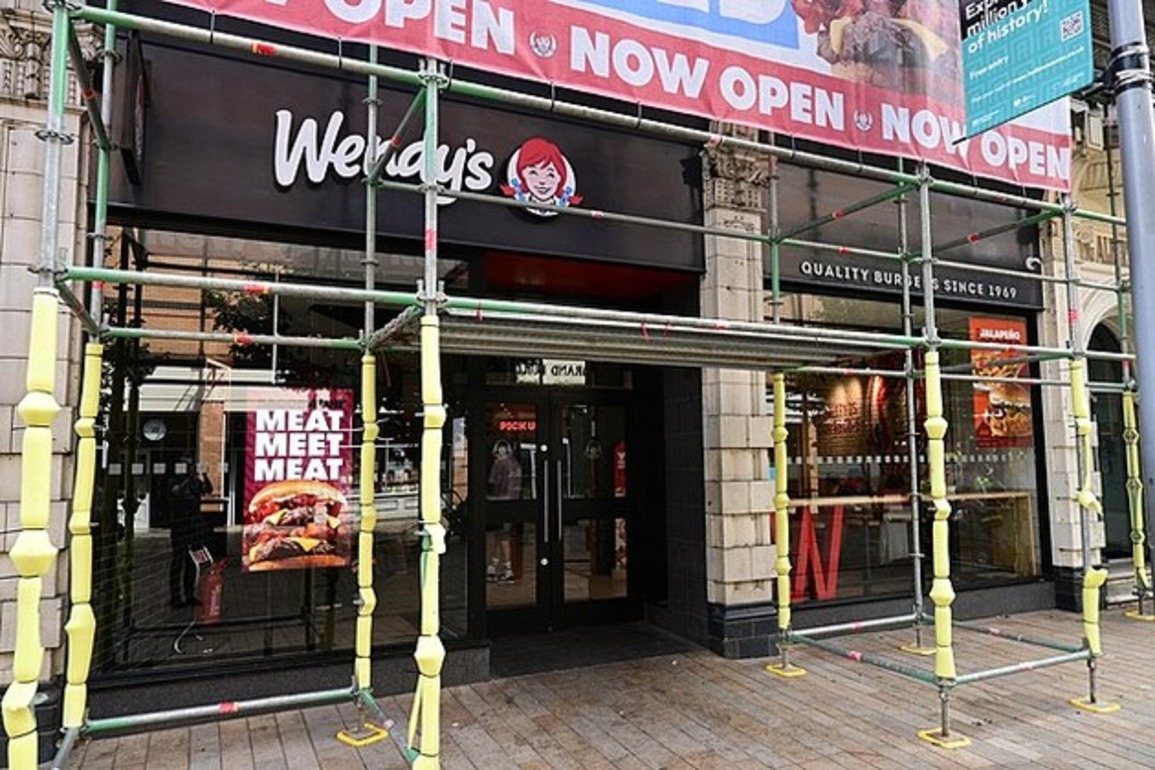 Wendy’s trims US store count again as sales and traffic slip