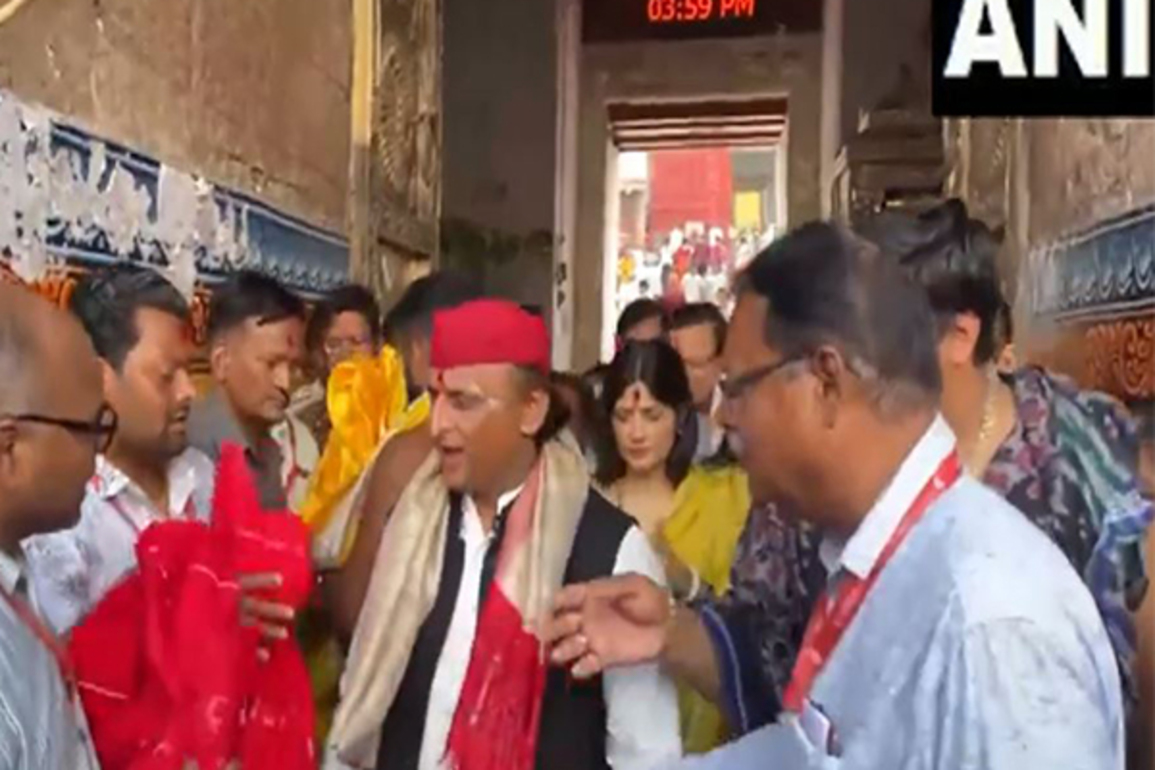 Odisha: SP chief Akhilesh Yadav offers prayers at Puri's Jagannath Temple