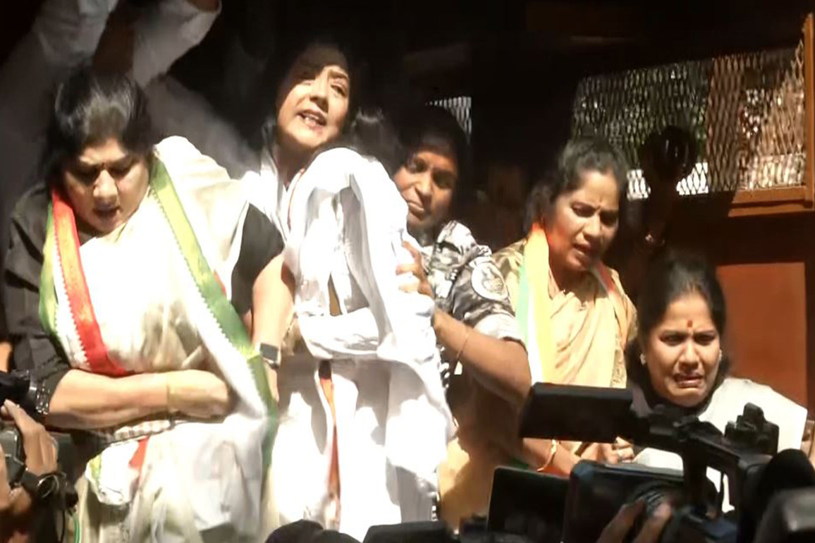 Hyderabad police detain TPCC Mahila Congress leaders during protest against BJP over National Herald case