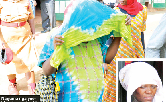 Najjuma nga yeebisse bwe yabadde ava mu kkooti e Nabweru eggulo. Najjuma nga yeebisse bwe yabadde ava mu kkooti e Nabweru eggulo.