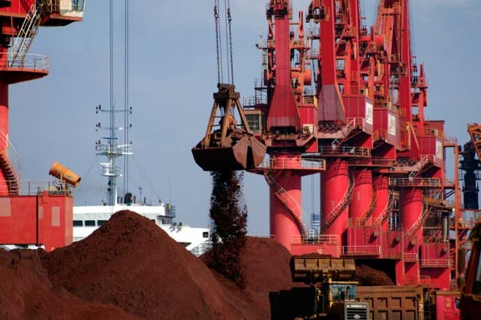 Desembarque de minério de ferro no porto de Rizhao, na China