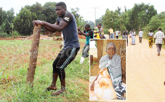 Abatuuze nga bakuula ssehhenge Mukalazi gwe yabadde abugirizza ku ttaka ly’omutuuze. Mu katono, ye nnamukadde Hasifah Mbuubi omuggagga gwe yakoonera enju ye Abatuuze nga bakuula ssehhenge Mukalazi gwe yabadde abugirizza ku ttaka ly’omutuuze. Mu katono, ye nnamukadde Hasifah Mbuubi omuggagga gwe yakoonera enju ye