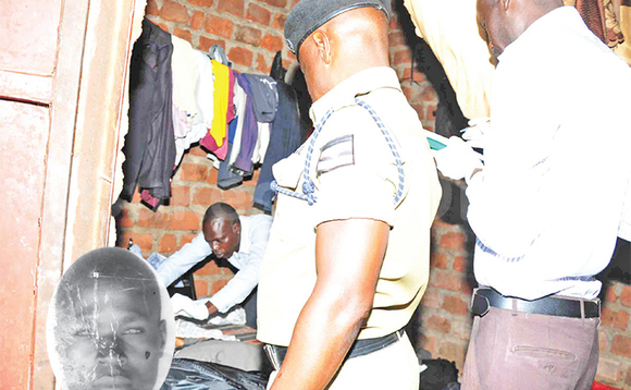 Bambega ba poliisi nga beekebejja omulambo gwa Okiira (mu katono wansi) ku buliri kwe baamuttidde. Bambega ba poliisi nga beekebejja omulambo gwa Okiira (mu katono wansi) ku buliri kwe baamuttidde.