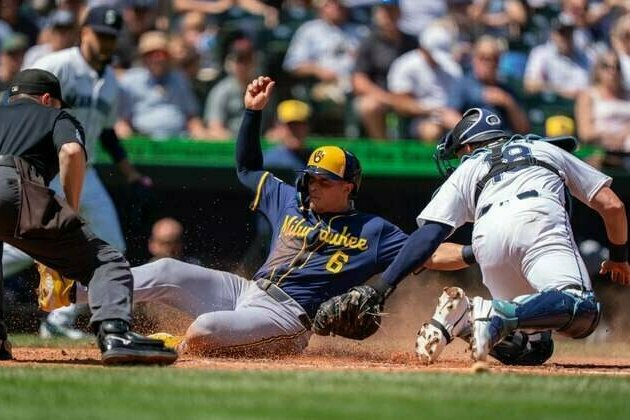 Brewers swat 17 hits to sink Mariners, start new streak