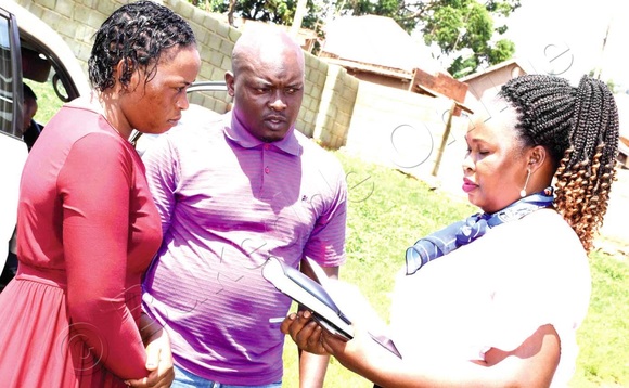 Bazadde ba Amos Ssegawa 15, okuli Hajarah Nakitto ne taata we omuto Meddie Ssemugenyi nga bannyonnyola ow’akakiiko k’eddembe ly’obuntu Juliet Logose engeri gye baatemuddemu omwana waabwe. Bazadde ba Amos Ssegawa 15, okuli Hajarah Nakitto ne taata we omuto Meddie Ssemugenyi nga bannyonnyola ow’akakiiko k’eddembe ly’obuntu Juliet Logose engeri gye baatemuddemu omwana waabwe.