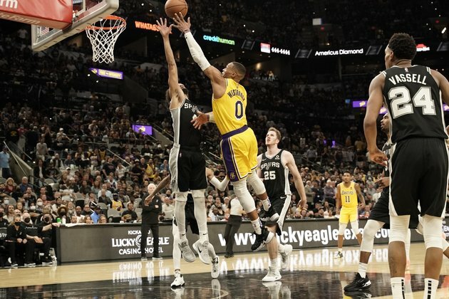 NBA roundup: Lakers, without LeBron, edge Spurs in OT