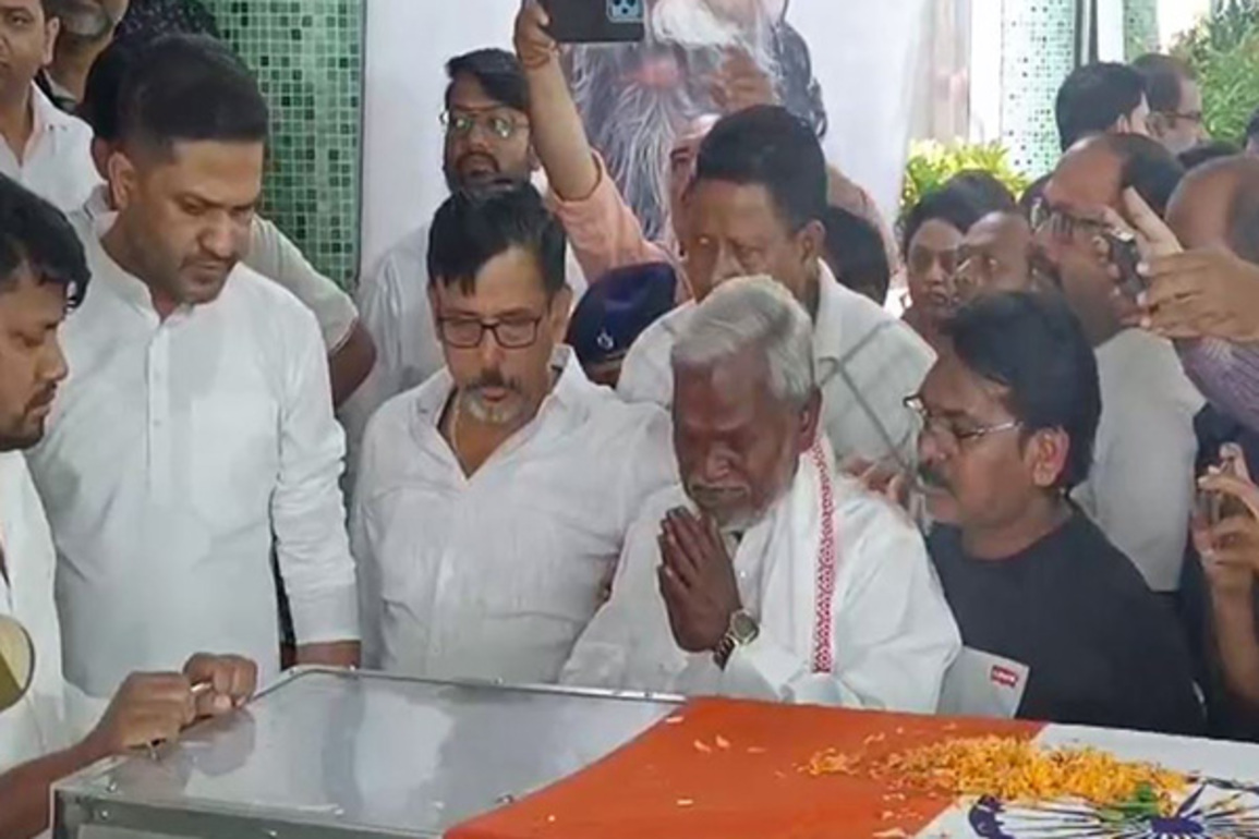 Jharkhand: Champai Soren breaks down while paying last respects to JMM founder Shibu Soren