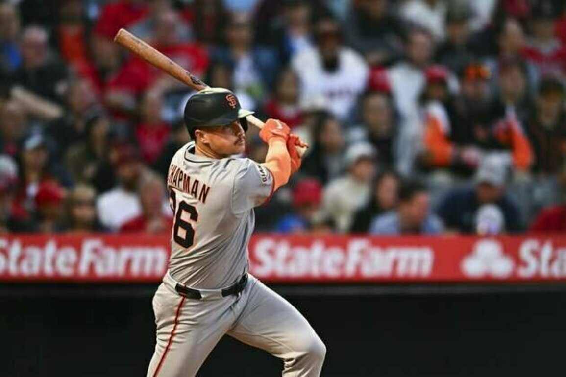 Giants score 3 early runs, hold to beat Angels