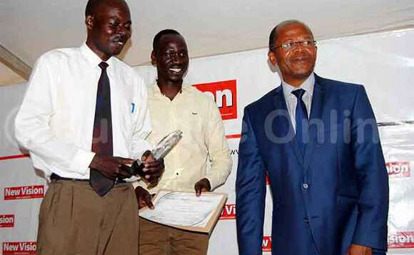 Minisita JC Muyingo n'omusomesa anywedde mu banne akendo Geoffrey Owing okuva e Nakapiripirit Minisita JC Muyingo n'omusomesa anywedde mu banne akendo Geoffrey Owing okuva e Nakapiripirit