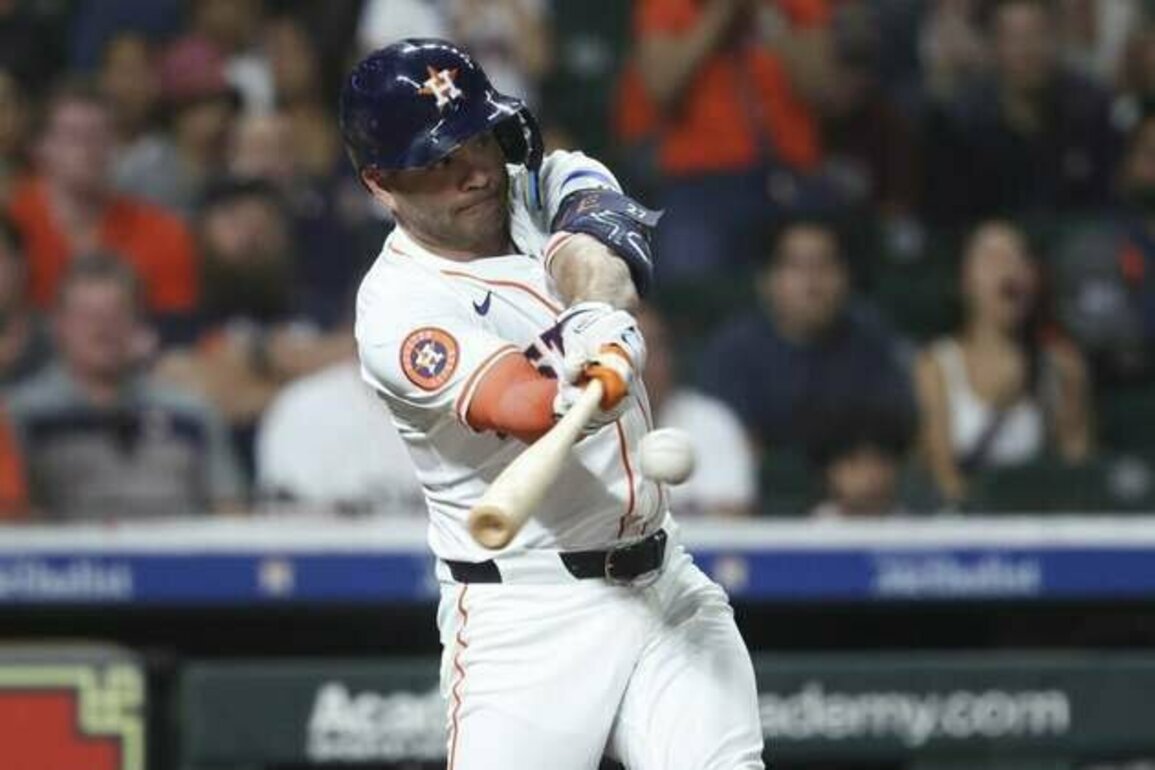 Jose Altuve aims to stay hot as Astros open road trip vs. Red Sox