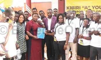 Kusasira (wakati) bwe yabadde atongoza ekibiina ky’abavubuka e Kibiri. Kusasira (wakati) bwe yabadde atongoza ekibiina ky’abavubuka e Kibiri.