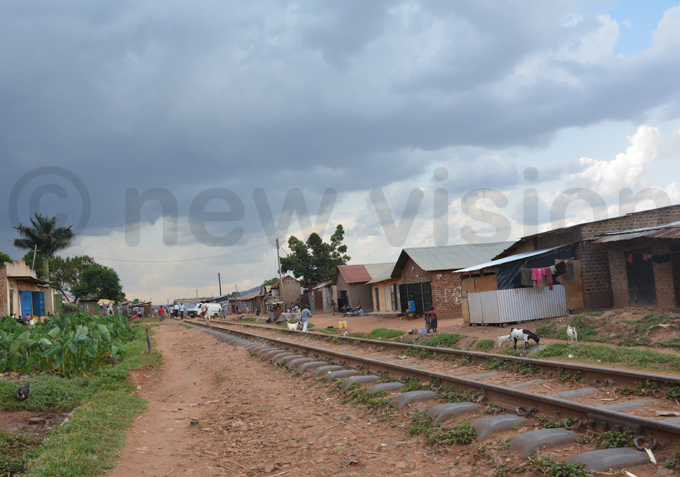  railway line connecting ampala ity to ort ell running through anyogoga slum hoto by erald enywa