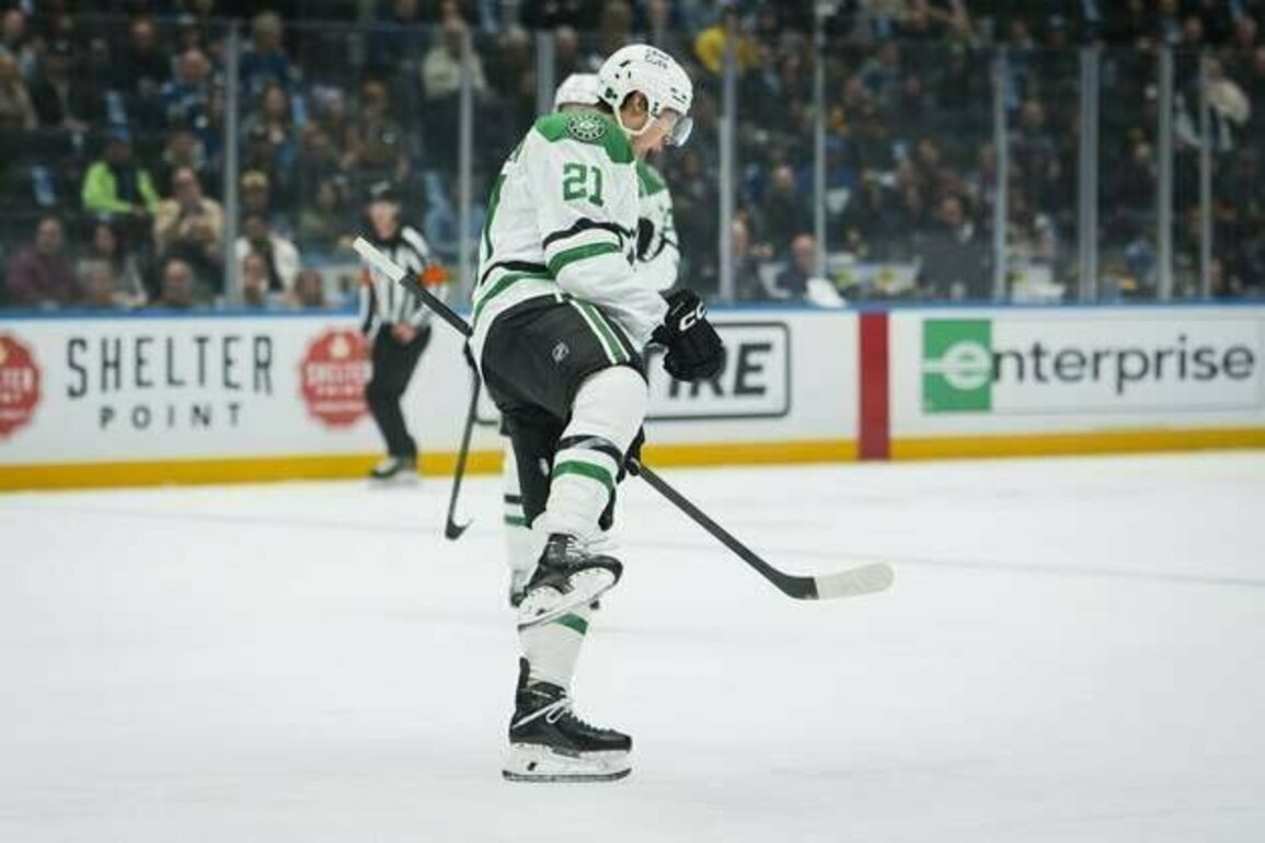 Jason Robertson extends goal streak, Stars top Canucks