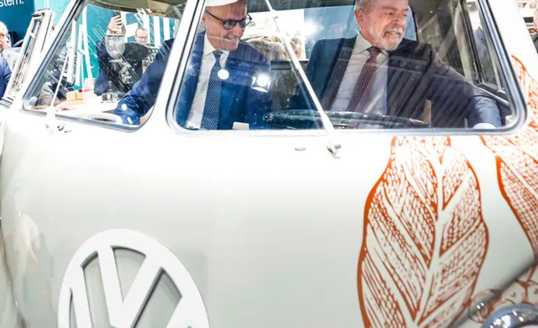 Chanceler da Alemanha, Friedrich Merz, e o presidente Lula visitam a feira de Hannover