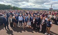 �������� protest outside Stormont over 'wild west' cattle cull 
