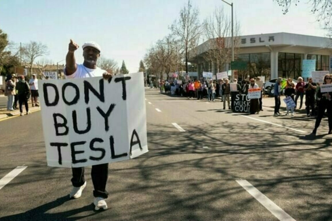 Trump says he'll buy a Tesla to show support for Musk