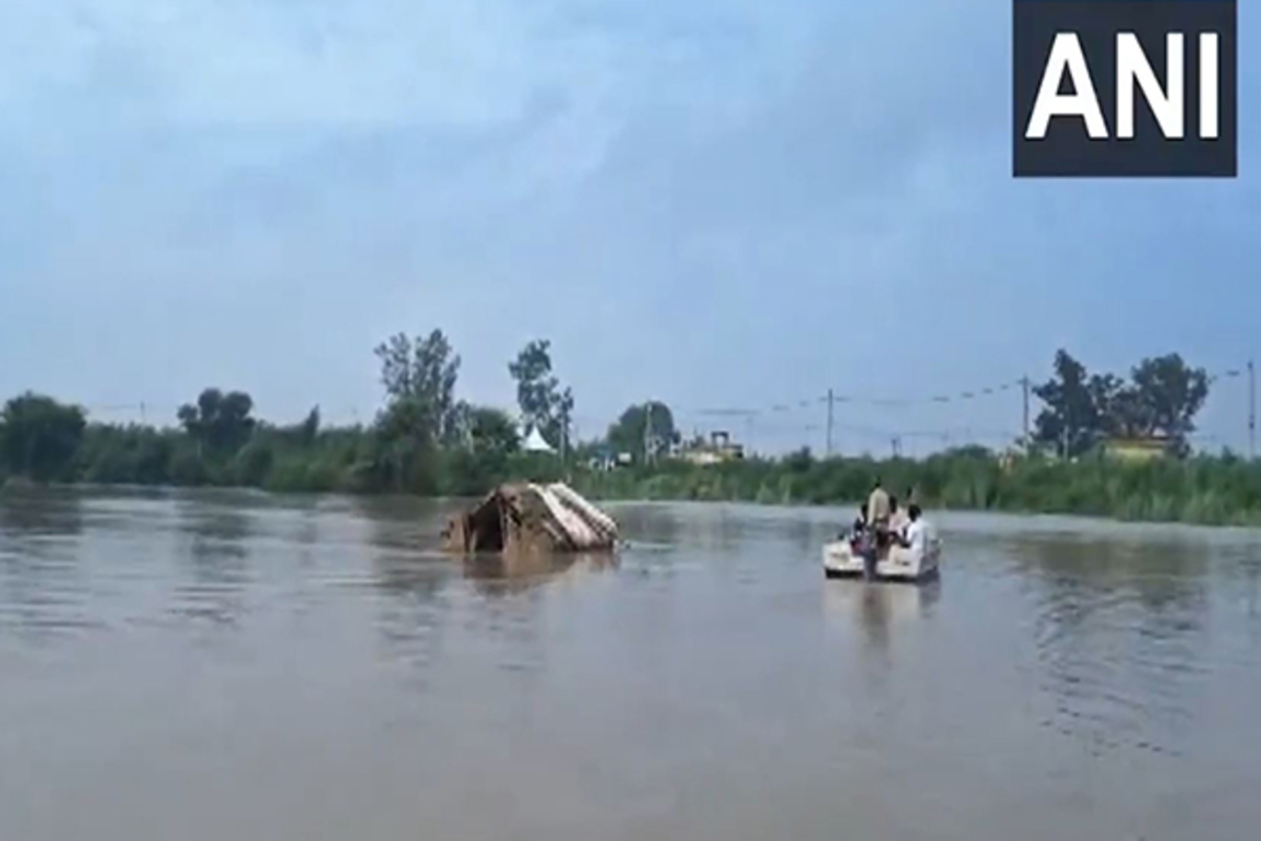 Delhi Authorities initiate rescue operation to save farmers stranded in low lying areas