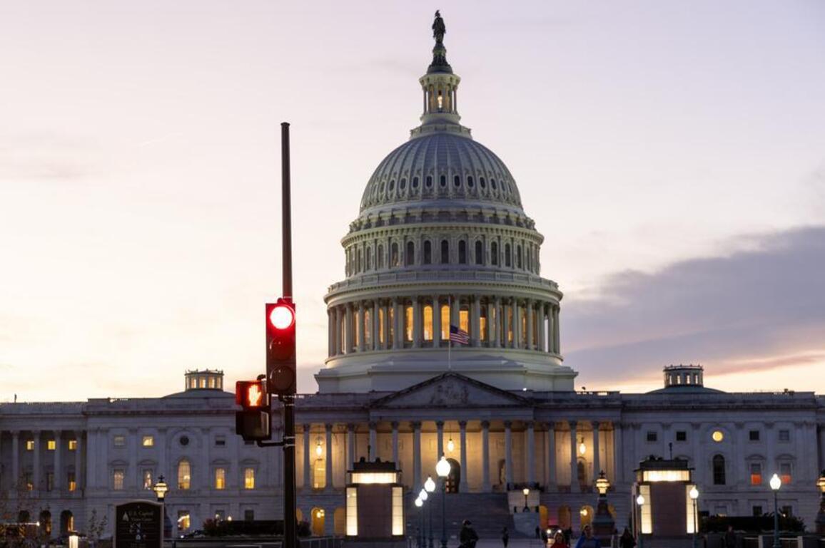 Roundup: U.S. senate cuts last-minute deal to avoid partial gov't shutdown