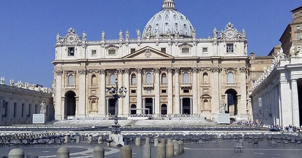 Mosaics of St. Peter's Basilica preserved by workshop in Vatican