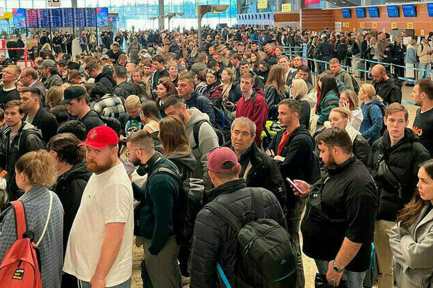 Russia hit by mass flight disruptions