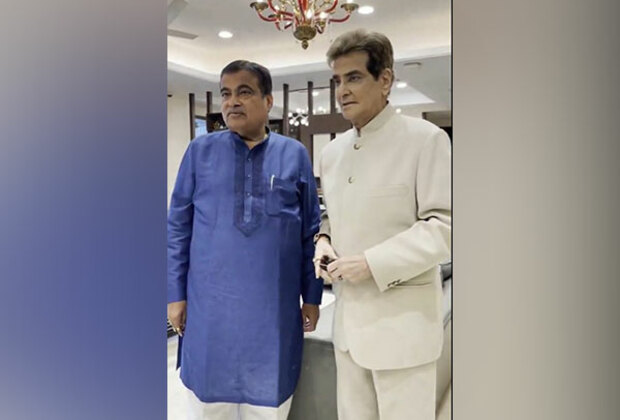 Union Minister Nitin Gadkari meets veteran star Jeetendra in Nagpur