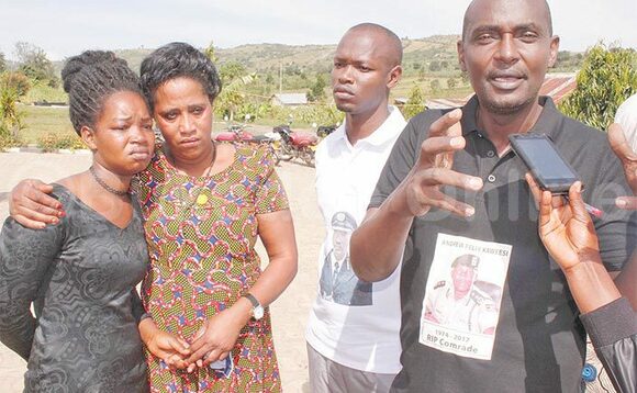 Bagenda (owookubiri ku kkono) mwannyina Kaweesi ne muganda Ruhinda. Ku ddyo ye Vincent Kaitana. Bagenda (owookubiri ku kkono) mwannyina Kaweesi ne muganda Ruhinda. Ku ddyo ye Vincent Kaitana.