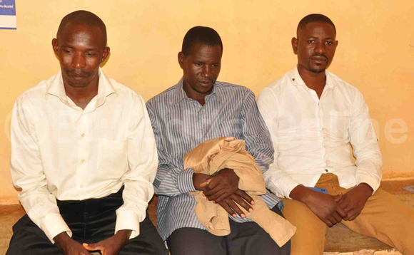 Mutebi (ku kkono) eyali avuga Namaganda, Lukonge ne Muwonge abaaleeteddwa ng’abajulizi. Mutebi (ku kkono) eyali avuga Namaganda, Lukonge ne Muwonge abaaleeteddwa ng’abajulizi.